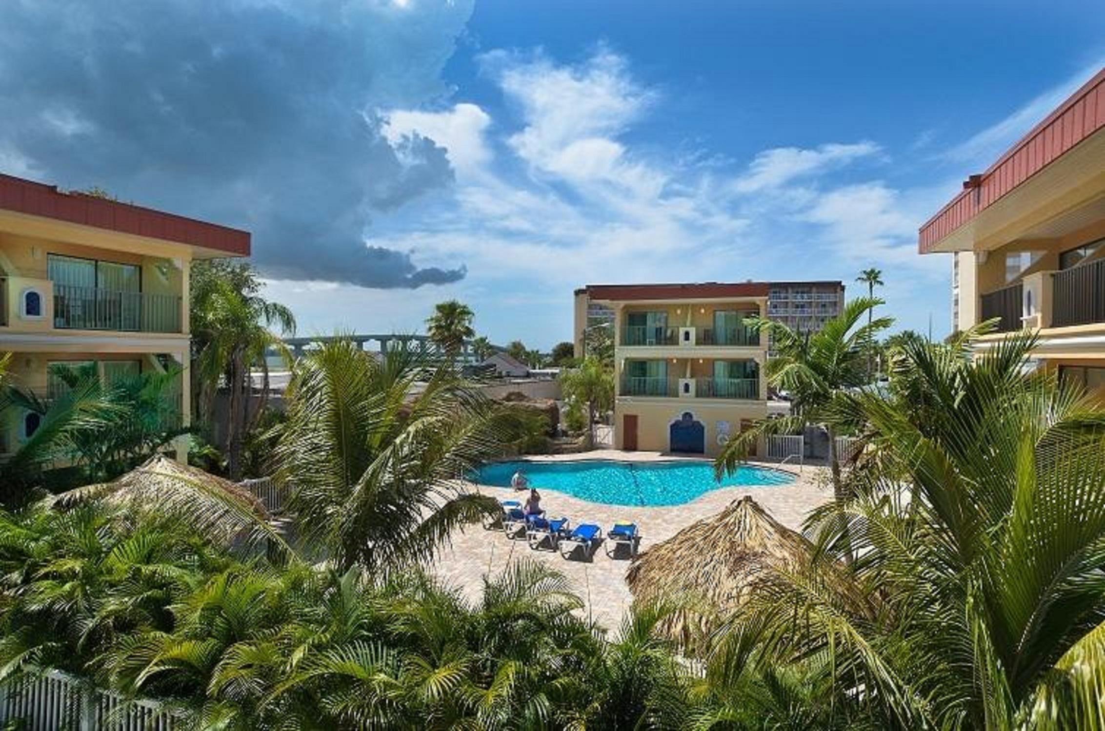 Coconut Cove All Suite Hotel Клеруотер-Бич Экстерьер фото