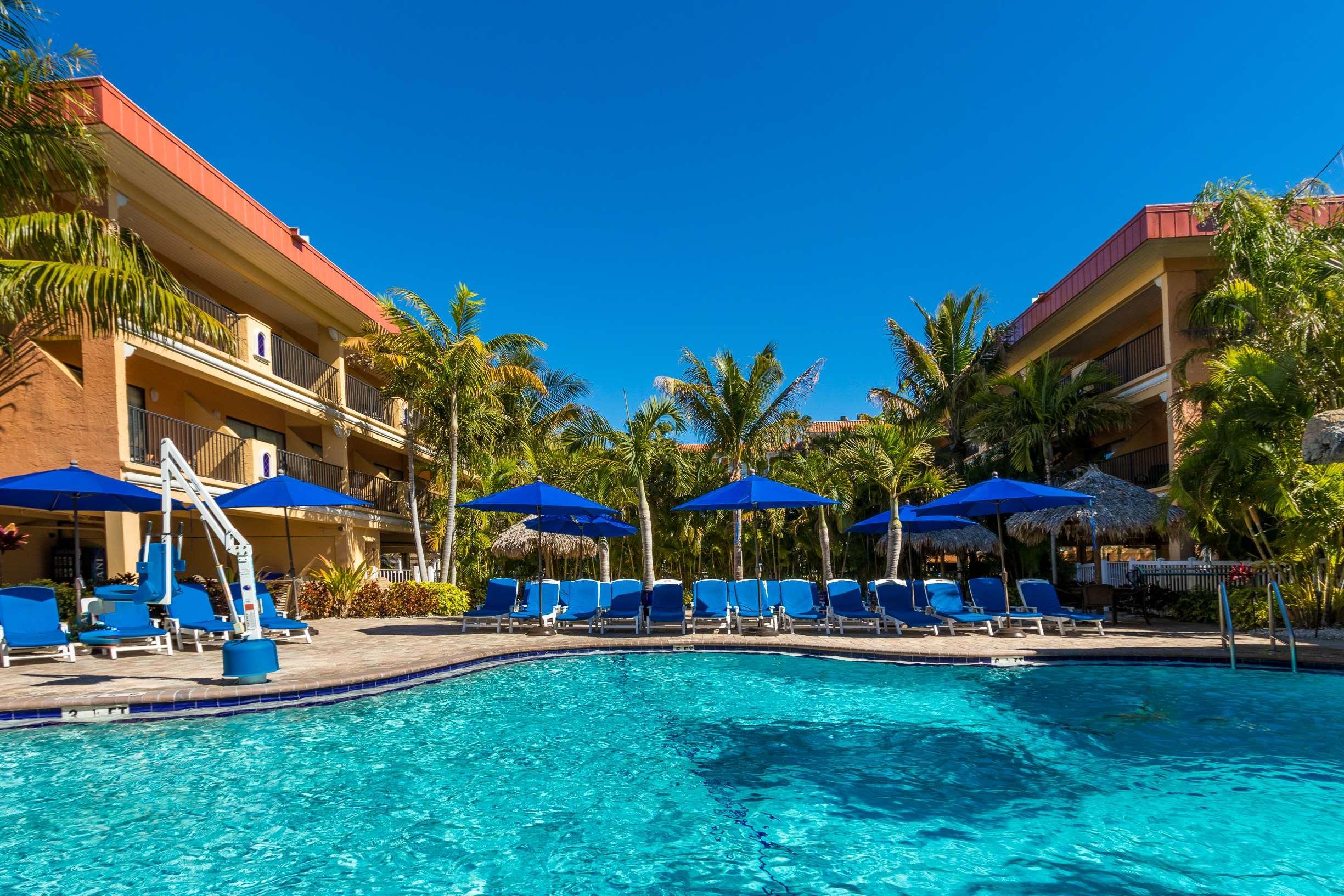 Coconut Cove All Suite Hotel Клеруотер-Бич Экстерьер фото
