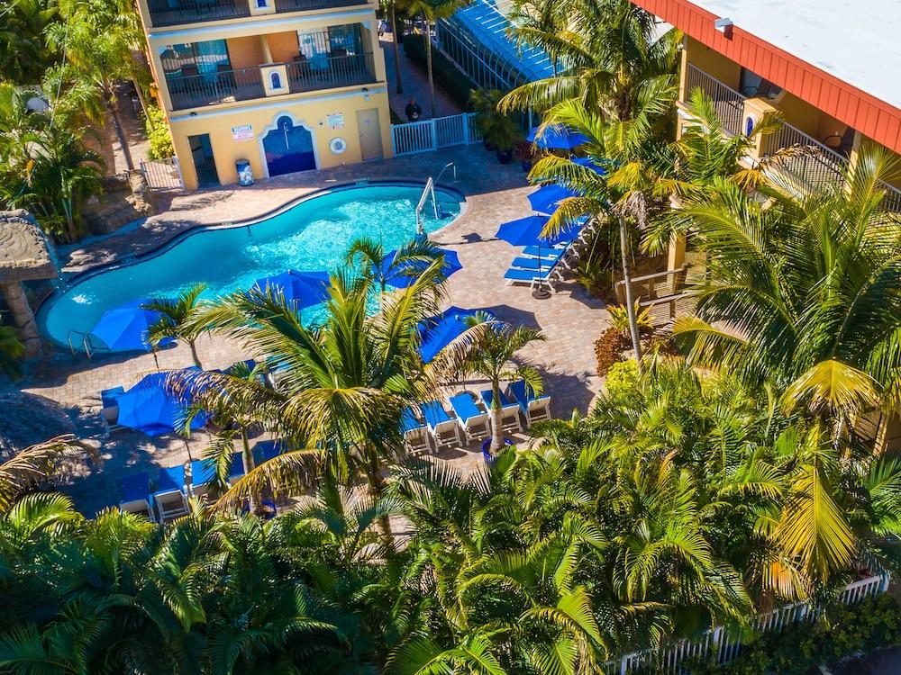 Coconut Cove All Suite Hotel Клеруотер-Бич Экстерьер фото