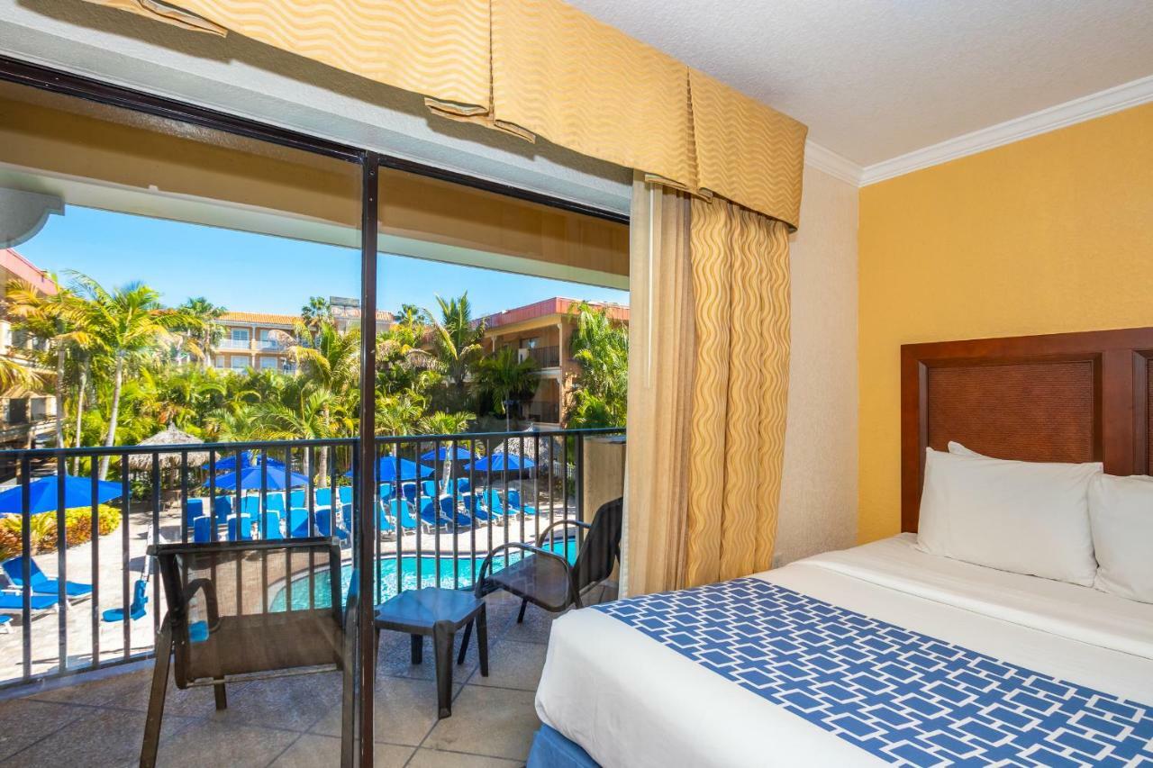 Coconut Cove All Suite Hotel Клеруотер-Бич Экстерьер фото
